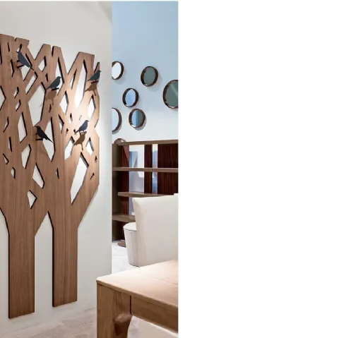 Appendiabiti di design in legno massello con pomoli in metallo a forma di uccellino L'Albero di Pacini e Cappellini