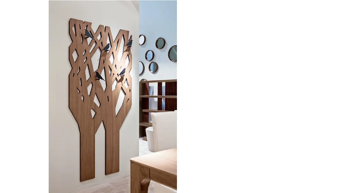 Appendiabiti di design in legno massello con pomoli in metallo a forma di uccellino L'Albero di Pacini e Cappellini