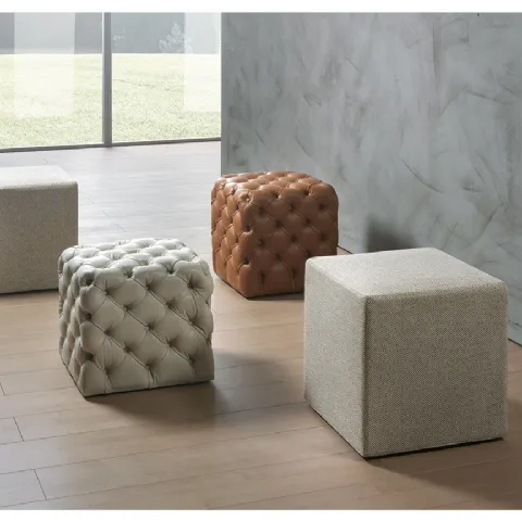 Pouf in pelle imbottito e trapuntato o in tessuto Cloud di Pacini e Cappellini