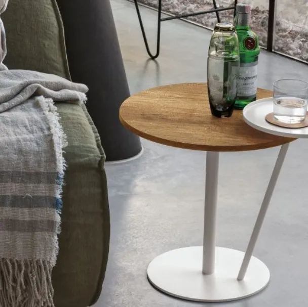 Tavolino Eclisse in materico rovere carbone e laccato opaco bianco gesso di Tomasella