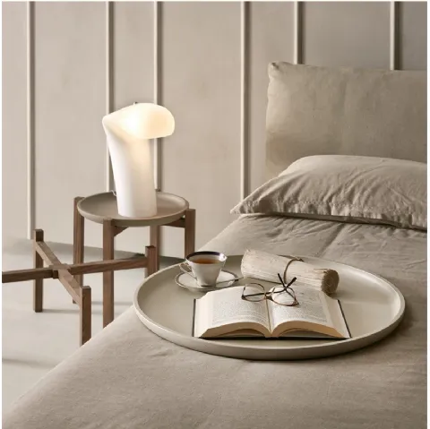 Tavolino Gong in massello di frassino con vassoio rimovibile di Pacini e Cappellini