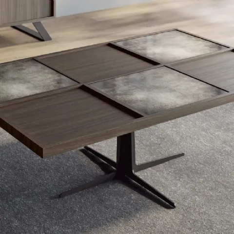 Tavolino in legno con inserti in MDF e basamento in metallo Hugo di Doimo Salotti