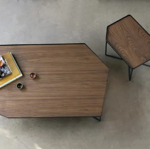 Tavolino dalla forma irregolare in legno con struttura in metallo Kirk di Doimo Salotti