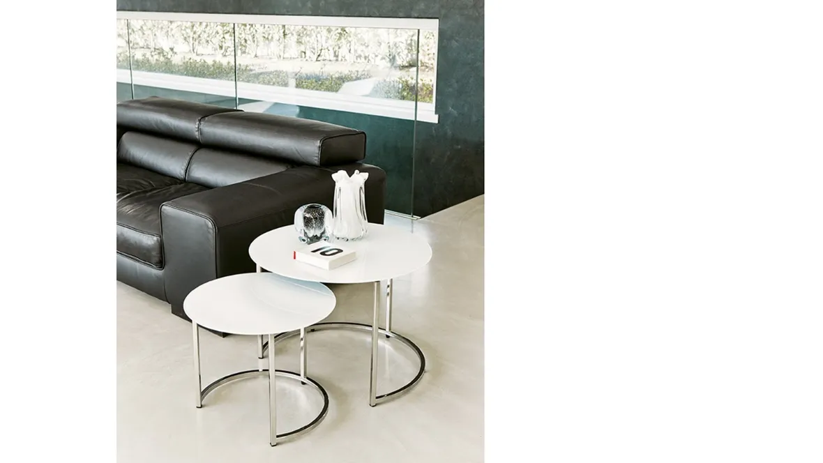 Tavolini sovrapponibili con top in vetro verniciato bianco e basamento in metallo Cin Cin di Pacini e Cappellini