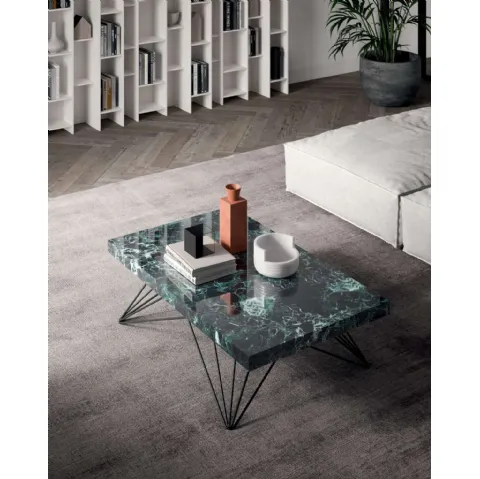 Tavolino multifunzione Radius con top in marmo e base in metallo di Ozzio