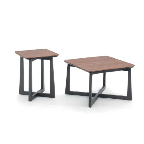 Tavolino quadrato dal design essenziale ed elegante in legno Soul di Pacini e Cappellini