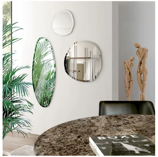 Specchio con bordo bisellato a mano in 3 dimensioni nella finitura naturale o bronzata Stone di Pacini e Cappellini