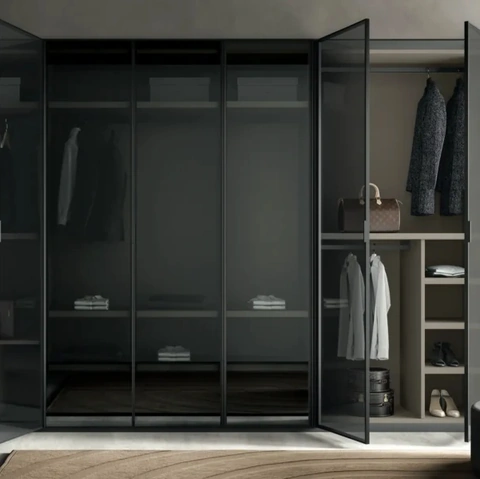 Armadio con anta battente in vetro Schik di Artigianmobili