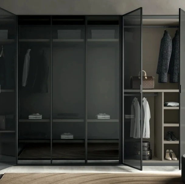 Armadio con anta battente in vetro Schik di Artigianmobili