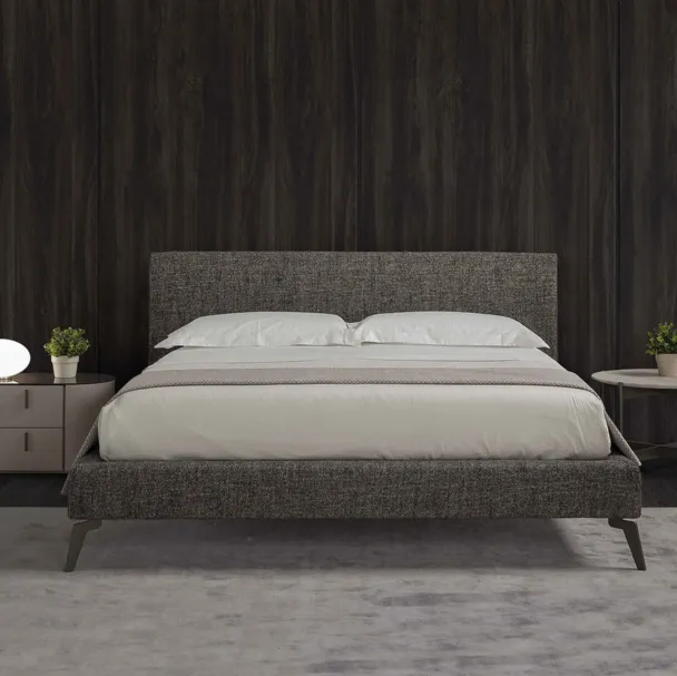 Letto matrimoniale moderno in tessuto Collins di Conte