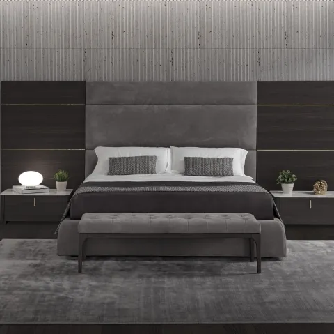 Letto imbottito Nuage in pelle Nabuk colore Grigio chiaro con testiera boiserie in legno con dettagli in ottone di Conte