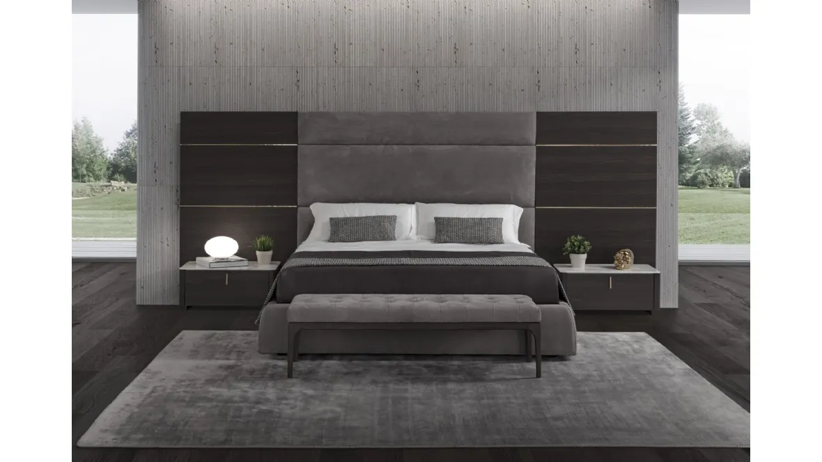 Letto imbottito Nuage in pelle Nabuk colore Grigio chiaro con testiera boiserie in legno con dettagli in ottone di Conte