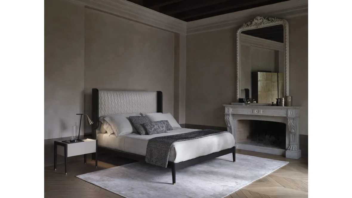 Letto matrimoniale con testiera rivestita in pelle Nabuk color Sabbia e struttura in Frassino grigio e ottone brunito Hugs di Conte