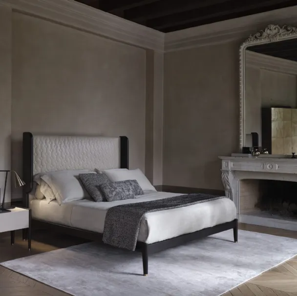 Letto matrimoniale con testiera rivestita in pelle Nabuk color Sabbia e struttura in Frassino grigio e ottone brunito Hugs di Conte