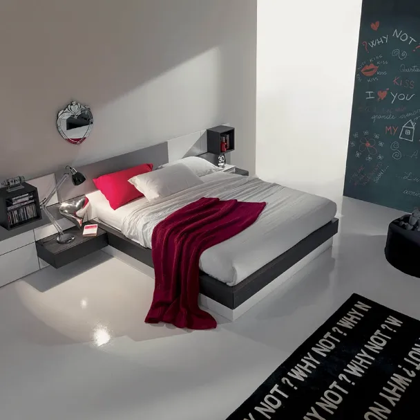 Letto in legno e laccato con testiera a boiserie modulare e contenitore Plan di Fimar