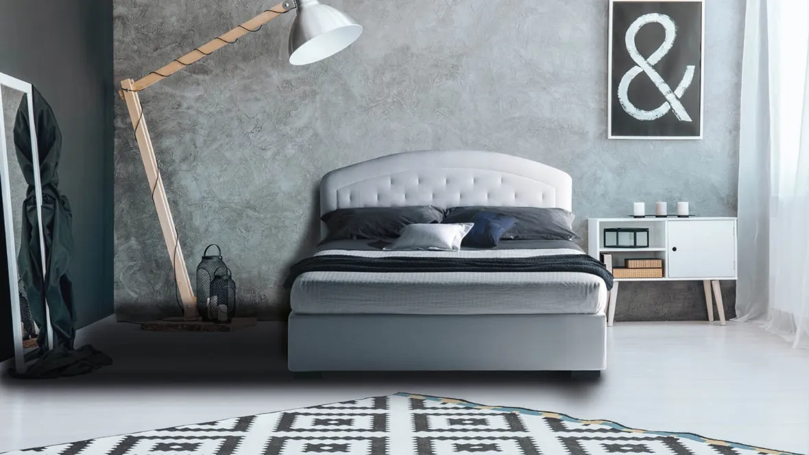 Letto Moorrea in tessuto con testiera trapuntata di Milano Bedding