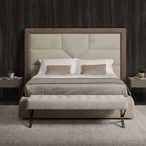 Letto in pelle bicolore con testiera Versailles di Conte