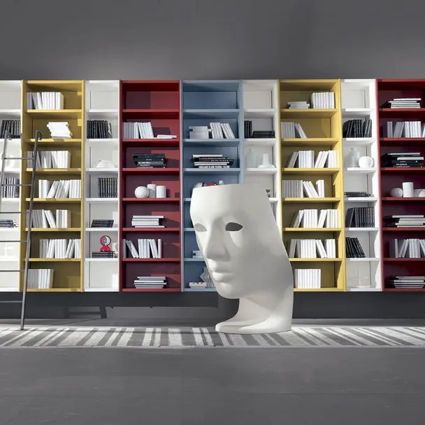 Libreria sospesa con scaletta agganciabile Edis 06 in laccato opaco di Fimar