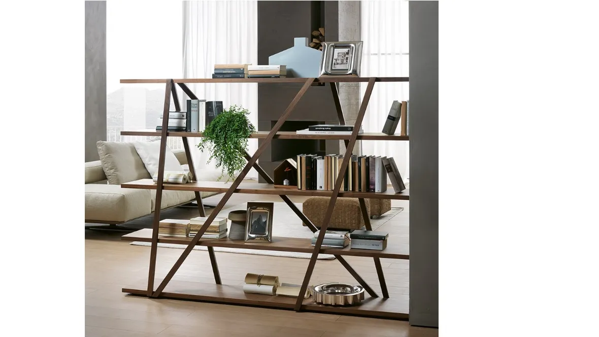 Libreria in legno e metallo bifacciale posizionata come divisorio Tres di Pacini e Cappellini