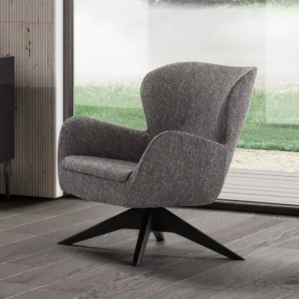 Poltroncina Chelsea in tessuto con base in legno di Conte