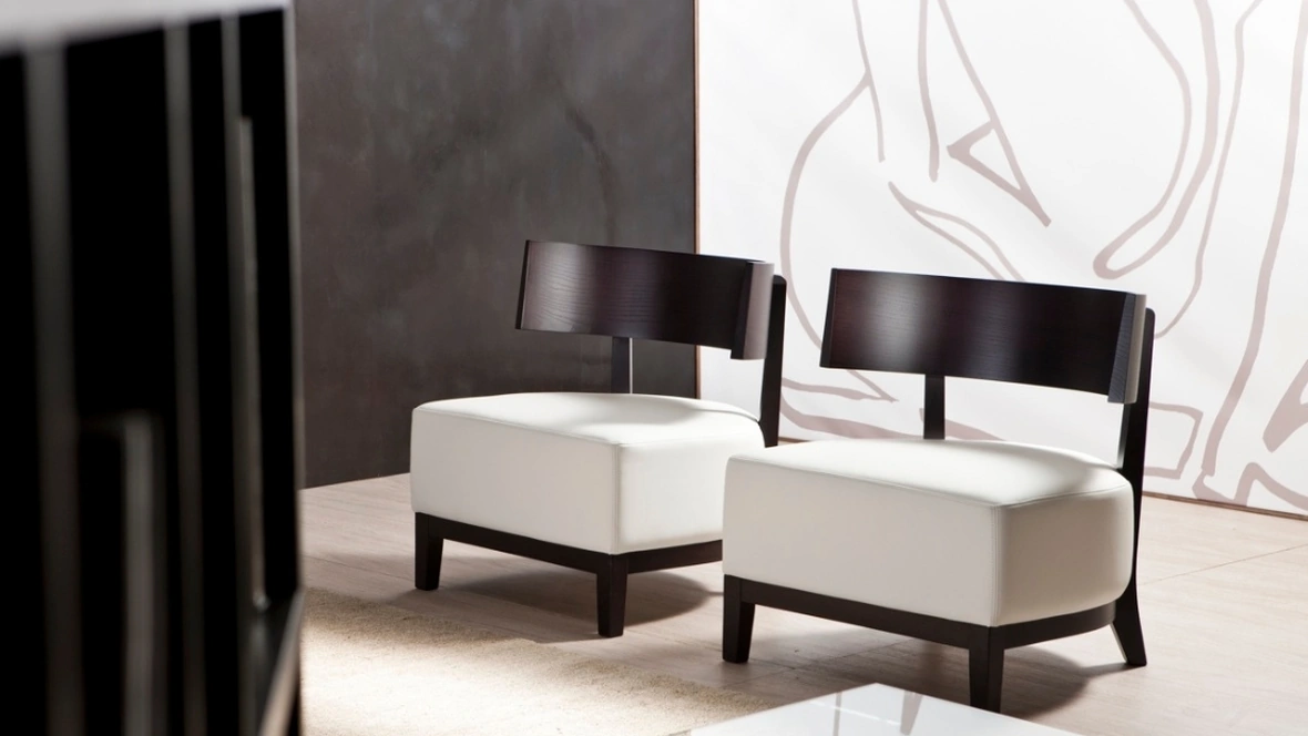 Poltroncina in legno massello Kandy di Pacini e Cappellini