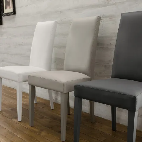 Sedia Carmen con seduta imbottita e rivestita in ecopelle e struttura in legno laccato di Arredo3