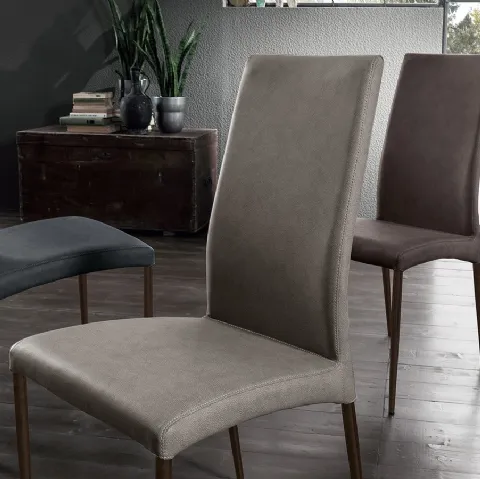 Sedia Drop Vintage imbottita e rivestita in ecopelle con struttura in metallo di Arredo3