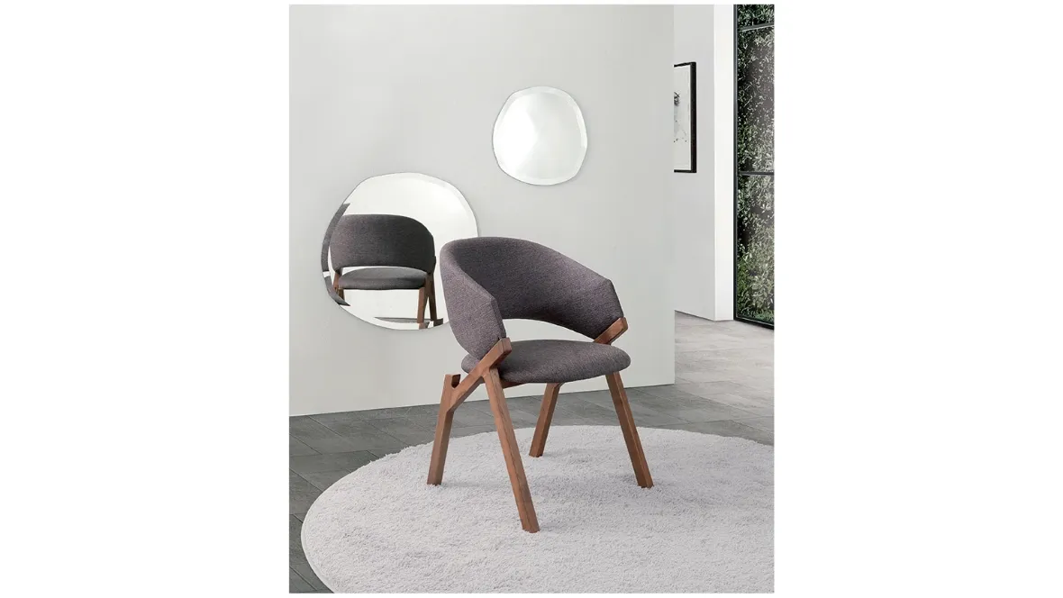 Sedia di design con struttura in massello di frassino e schienale e seduta rivestiti in tessuto Byron di Pacini e Cappellini