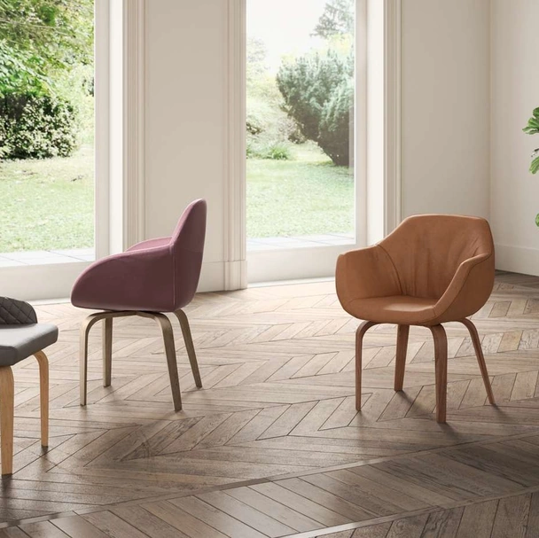 Sedia Atena in pelle con gambe in legno di Ozzio