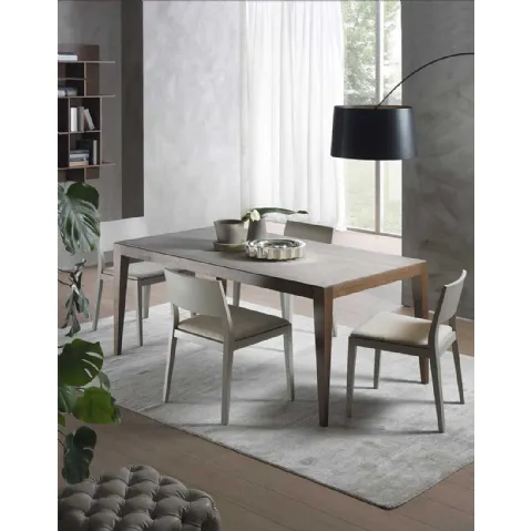 Sedia in massello di frassino, con comoda seduta imbottita e rivestita in tessuto Betty di Pacini e Cappellini