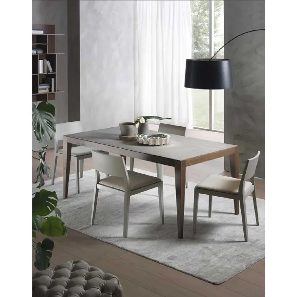 Sedia in massello di frassino, con comoda seduta imbottita e rivestita in tessuto Betty di Pacini e Cappellini