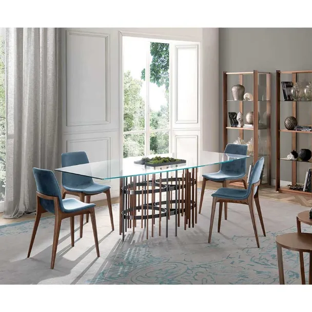 Sedia elegante in tessuto imbottita con struttura in massello di frassino Ellen di Pacini e Cappellini