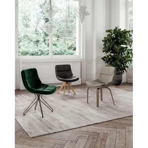 Sedia Sally in pelle imbottita e trapuntata con base in legno di Ozzio