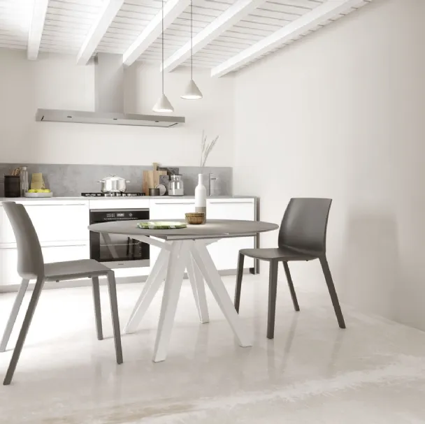 Tavolo Apple in ceramica pietra savoia grigio bocciardata di Zamagna