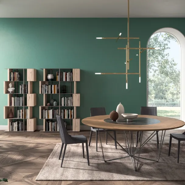 Tavolo rotondo in rovere con vassoio girevole in ceramica incassato nel piano e base in tondino di metallo Grant di Ozzio