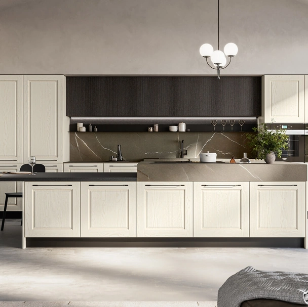 Cucina Classica in frassino bianco con isola Asolo di Arredo3
