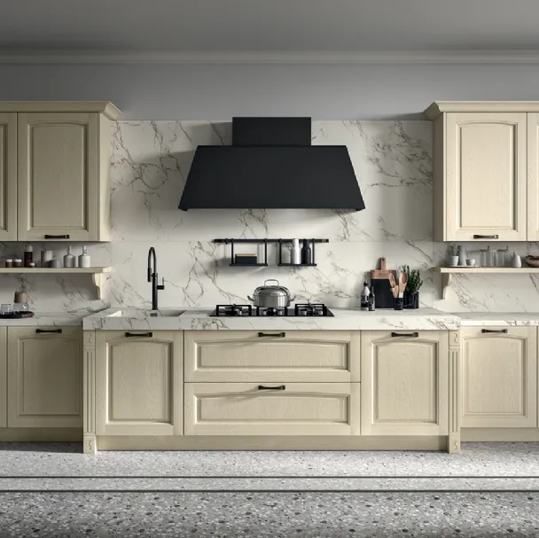 Cucina Classica lineare in legno di Frassino finitura decapè Avorio e top in Dekton effetto marmo Emma di Arredo3