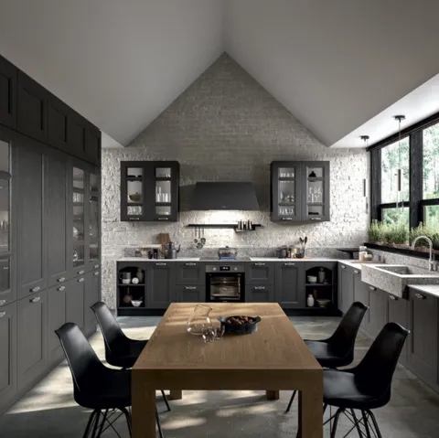 Cucina Classica angolare Gioiosa in legno di Frassino laccato Vulcano a poro aperto e top in Infinity Milan Stone, agglomerato di minerali compatto e impermeabile di Arredo3