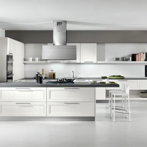 Cucina Classica Itaca angolare a ferro di cavallo in legno massello di Frassino laccato Bianco a poro aperto di Arredo3