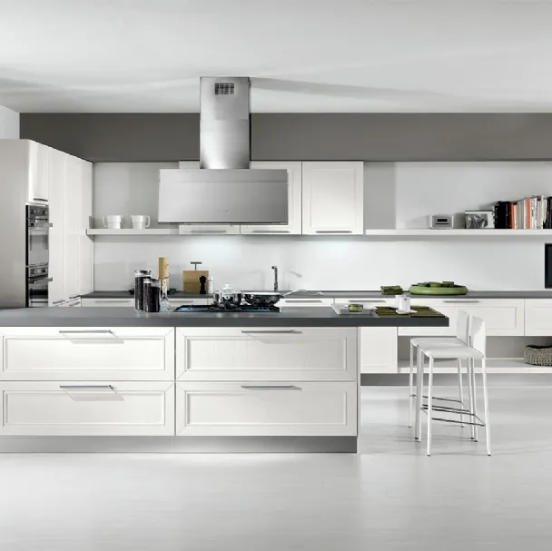 Cucina Classica Itaca angolare a ferro di cavallo in legno massello di Frassino laccato Bianco a poro aperto di Arredo3