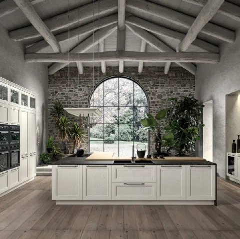 Cucina Classica angolare in legno di Frassino finitura decapè Carrara e top in Dekton e Rovere Opera di Arredo3
