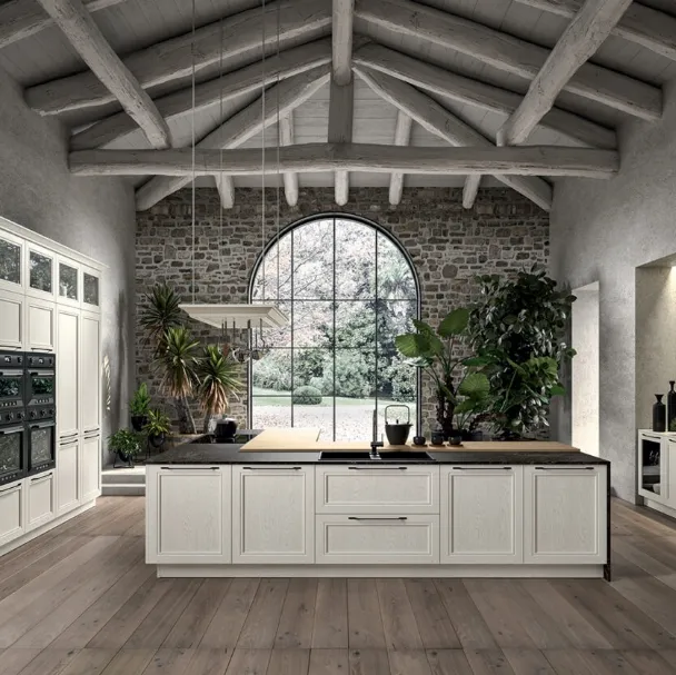 Cucina Classica angolare in legno di Frassino finitura decapè Carrara e top in Dekton e Rovere Opera di Arredo3