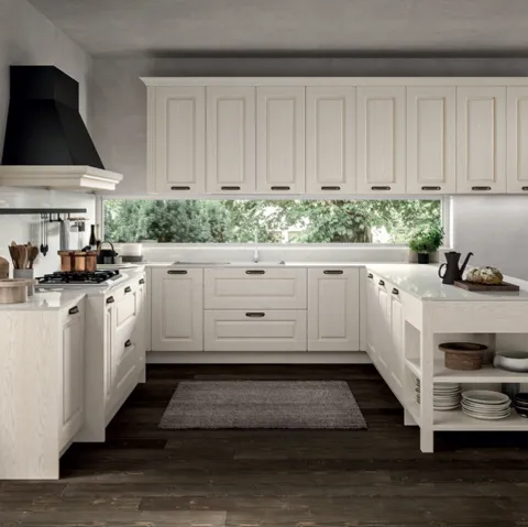 Cucina Classica angolare in Frassino laccato a poro aperto Bianco, tonalità ripresa dal piano di lavoro e dallo schienale in quarzo impero Verona di Arredo3