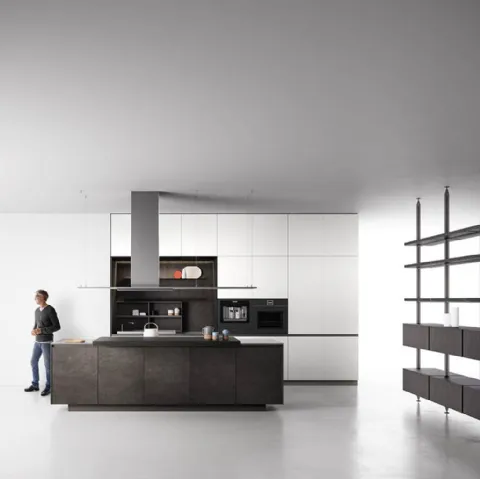 Cucina Moderna con isola finitura Nobilitato Rasato Fumè e laccato opaco Neve con top in acciaio Anice 04 di Valdesign