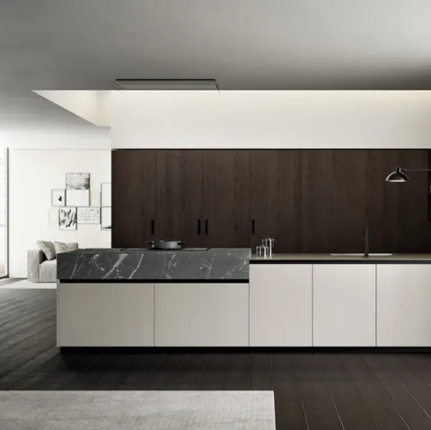 Cucina Moderna lineare Asia in laccato poro aperto Nebbia con colonne in Rovere ebano impiallacciato e top in HPL finitura Pietra Piasentina di Arredo3