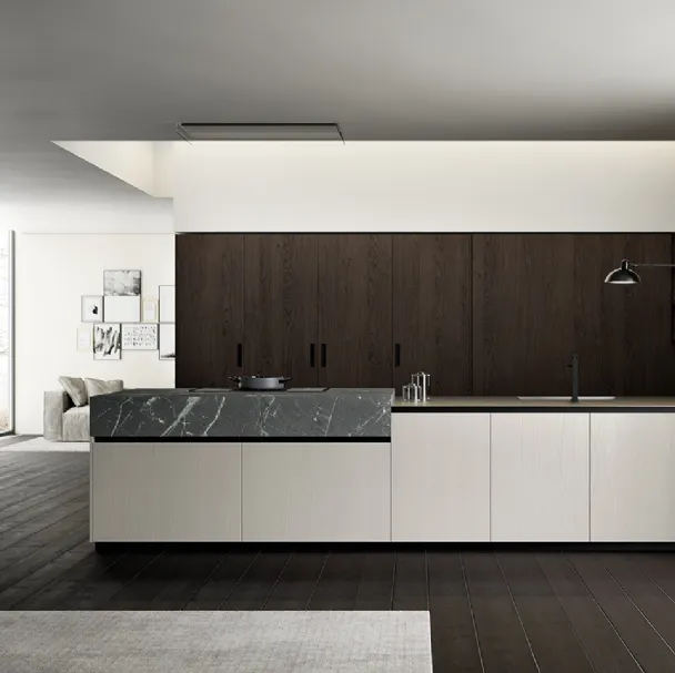 Cucina Moderna lineare Asia in laccato poro aperto Nebbia con colonne in Rovere ebano impiallacciato e top in HPL finitura Pietra Piasentina di Arredo3