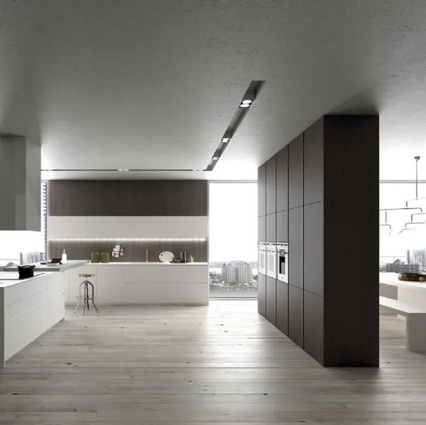 Cucina Moderna con penisola Forty5 02 in laccato opaco Bianco e Platino con colonne finitura Olmo Caffè di Valdesign