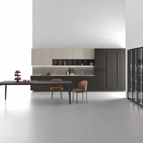 Cucina Moderna lineare Logica 09 finitura nobilitato Eukalipto fossile e laccato opaco Aghata con top  e schienale in Laminam Piasentina Grigio fiammato di Valdesign