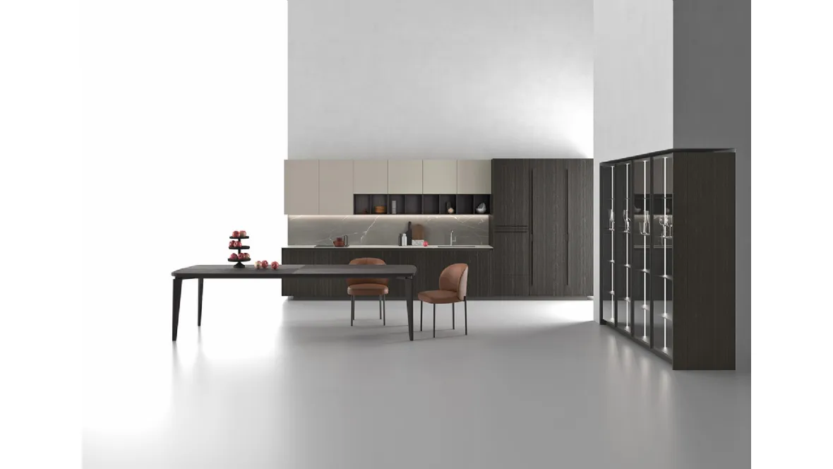 Cucina Moderna lineare Logica 09 finitura nobilitato Eukalipto fossile e laccato opaco Aghata con top  e schienale in Laminam Piasentina Grigio fiammato di Valdesign