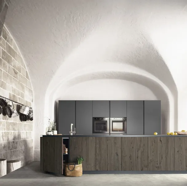 Cucina Moderna con isola Logica 10 finitura Rovere antico Ghiro e laccato opaco Grigio con top in acciaio di Valdesign